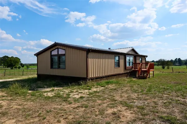 1863 Fm 1704 RD, Elgin, TX 78621