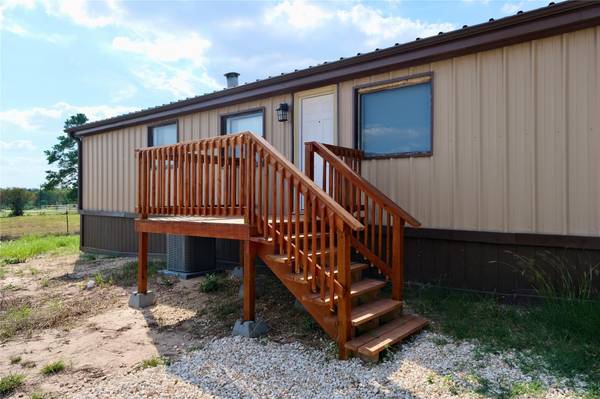 1863 Fm 1704 RD, Elgin, TX 78621