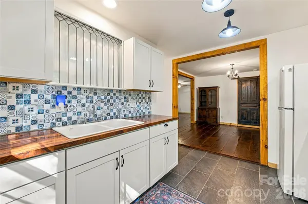 72 Lyman LN, Rosman, NC 28772