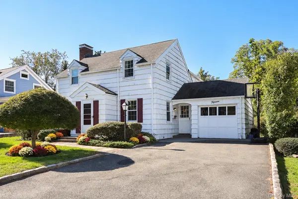 15 Ruth PL, Glen Head, NY 11545