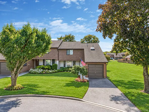 82 Rhett CT, Commack, NY 11725