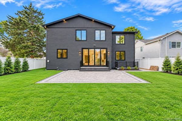 29 Patience LN, Westbury, NY 11590