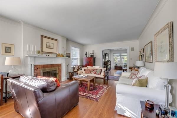 13 Vista WAY, Port Washington, NY 11050