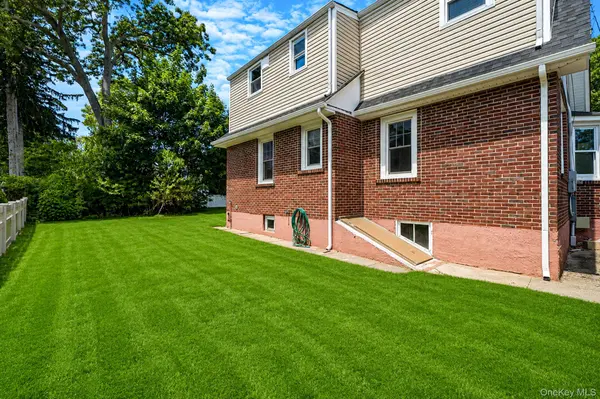 44 Elizabeth AVE, Smithtown, NY 11787