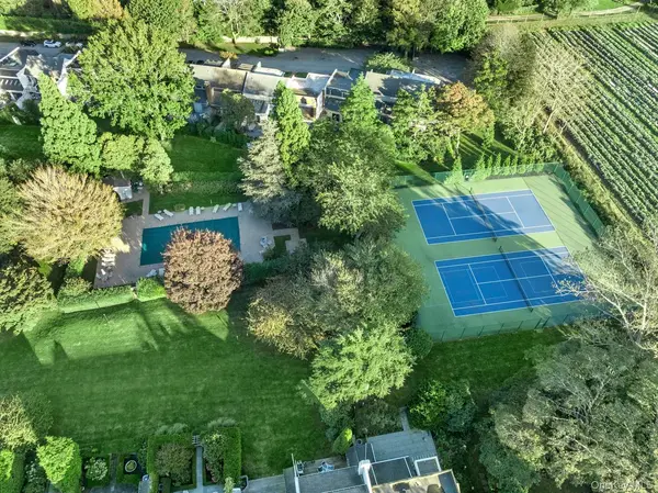 73 Gingerbread LN, East Hampton, NY 11937