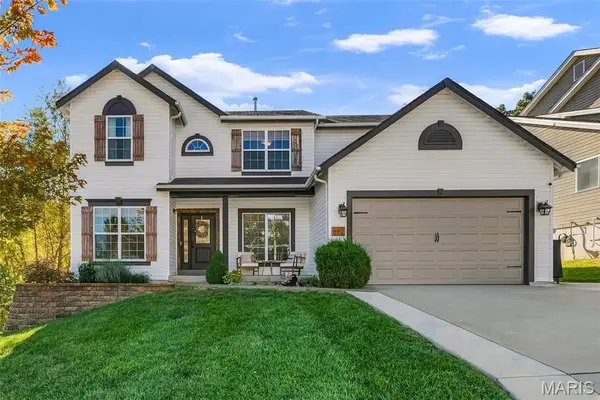 692 Winding Bluffs DR, Fenton, MO 63026