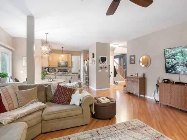 2790 Delaware LN, Lindenhurst, IL 60046