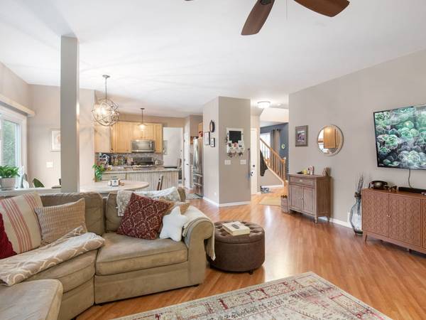2790 Delaware LN, Lindenhurst, IL 60046
