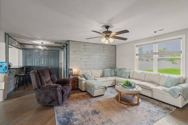 827 W Northeast Shore DR, Mchenry, IL 60051