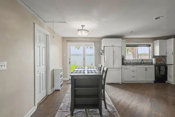 827 W Northeast Shore DR, Mchenry, IL 60051