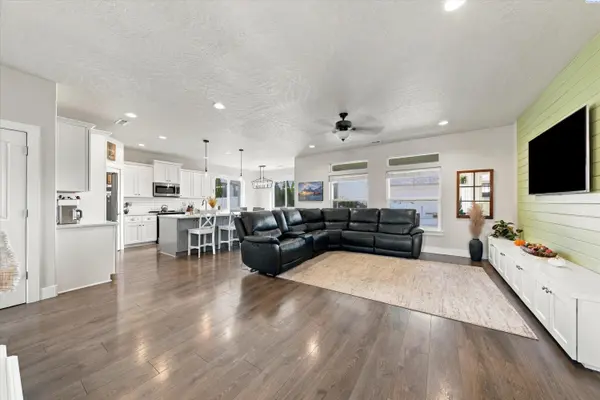 27316 N Plum Drive, Benton City, WA 99320