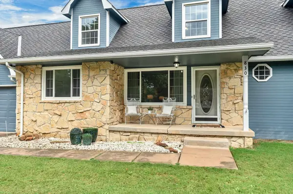 830 N Briarwood Rd, Derby, KS 67037
