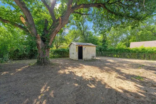 2122 N Erie Ave, Wichita, KS 67214