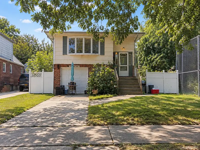267 Crest AVE, Floral Park, NY 11001
