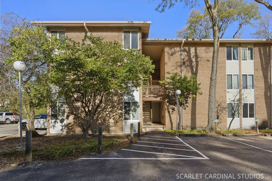 5805 Oakwood DR #E, Lisle, IL 60532