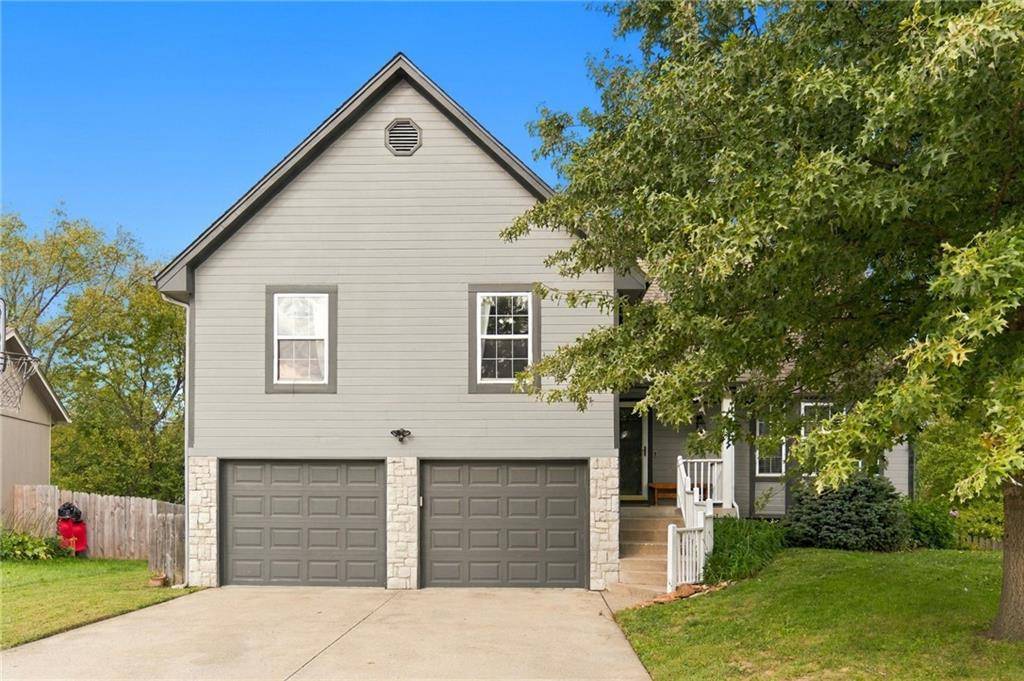 620 SE Ashton DR, Lee's Summit, MO 64063