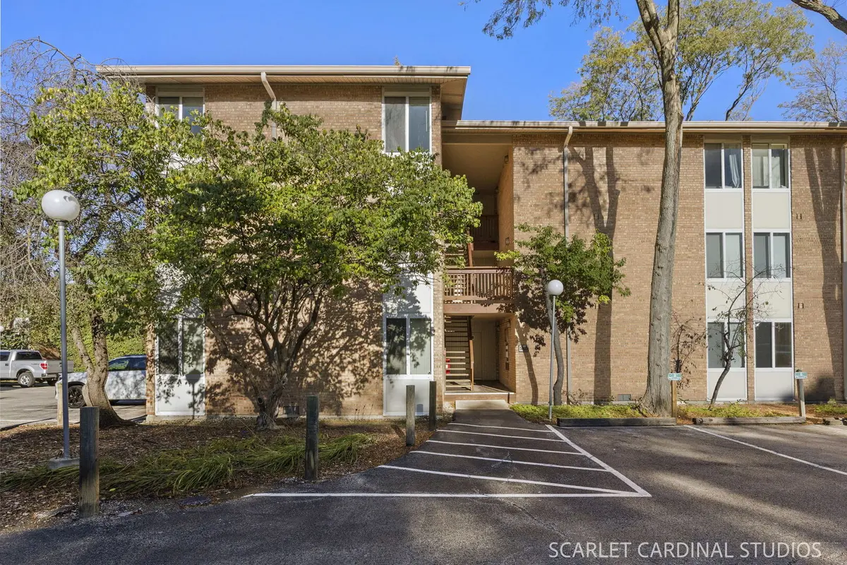 5805 Oakwood DR #E, Lisle, IL 60532