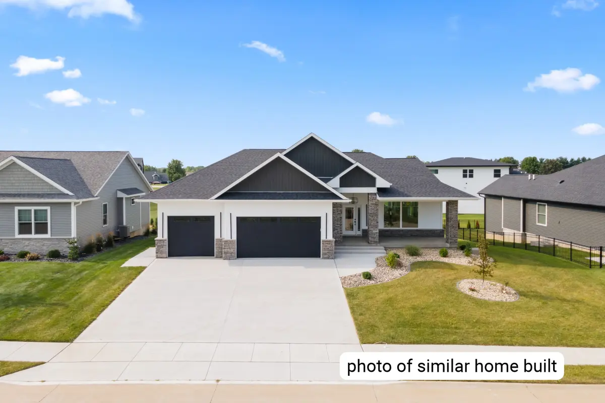 7172 Alvie LN, Bettendorf, IA 52722