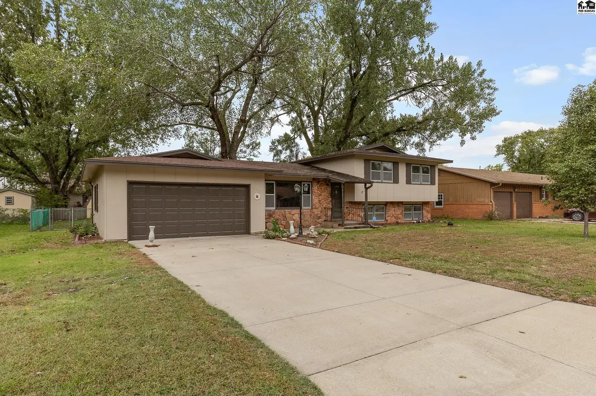 621 E 32nd Terr, Hutchinson, KS 67502