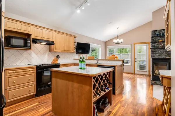 133 Strathlea CT SW, Calgary, AB T3H 4R8