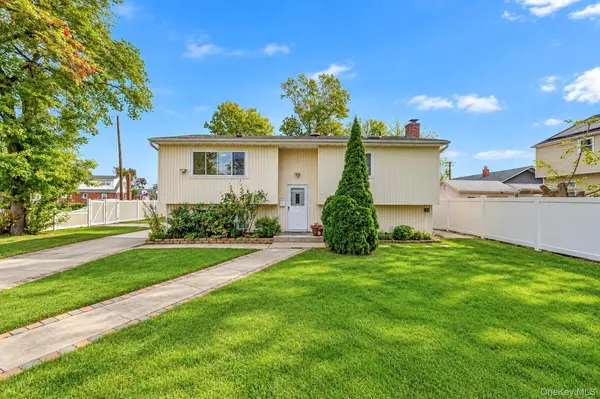 100 Pioxi ST, Copiague, NY 11726