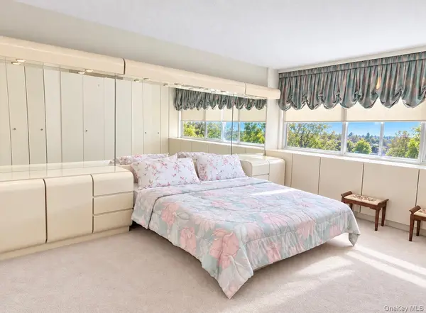 1 Bay Club DR #11R, Bayside, NY 11360