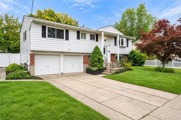 9 Thorman LN, North Babylon, NY 11703