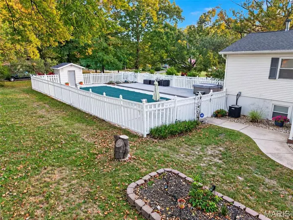 219 Brookside LN, Ballwin, MO 63021
