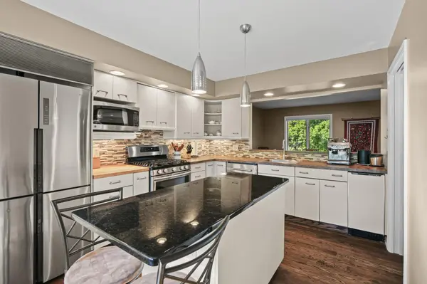 142 Wildwood Bay DR, Mahtomedi, MN 55115