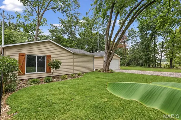 1734 Moonglow RD, Centralia, IL 62801