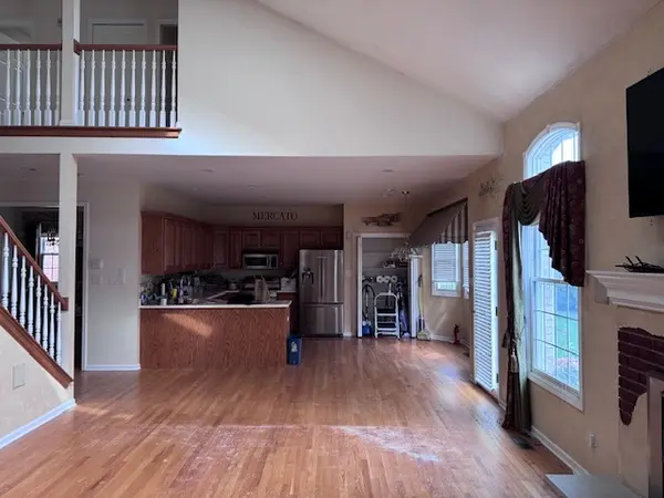 6407 Emerald CT, Willowbrook, IL 60527