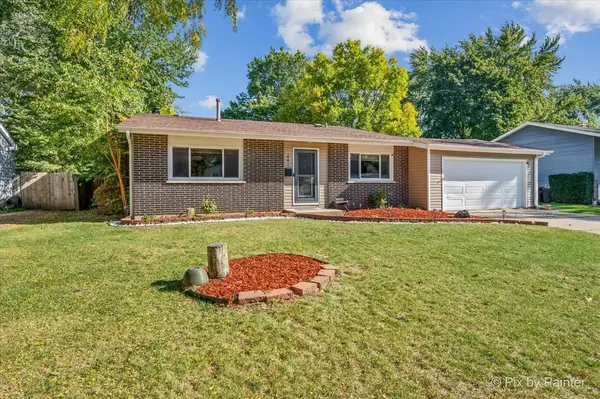 641 Nottingham LN, Crystal Lake, IL 60014