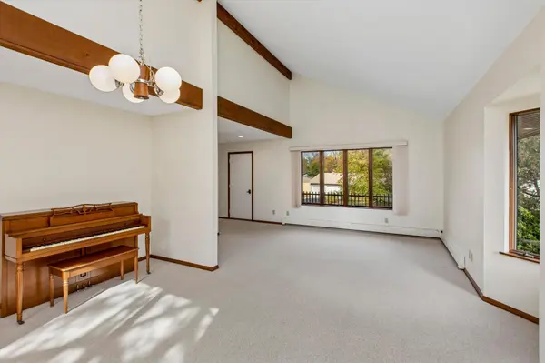 20 Fareway DR, Northfield, MN 55057