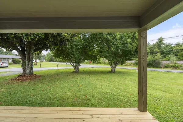 1156 Chestnut Dr, Burns, TN 37029