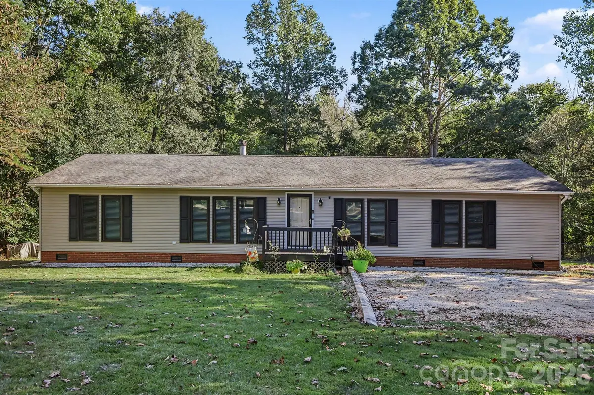 5821 Hidden Oaks LN, Clover, SC 29710