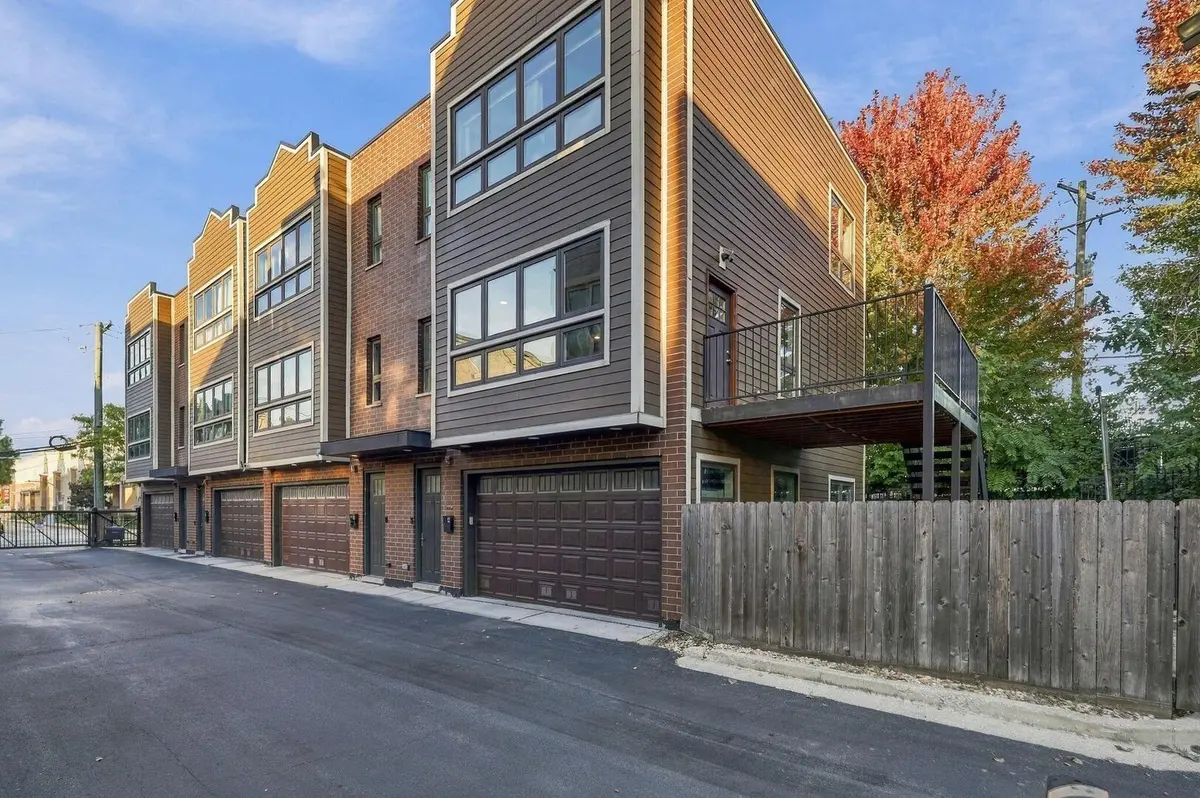 2957 W Cornelia AVE, Chicago, IL 60618