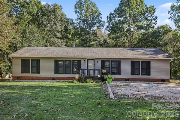 5821 Hidden Oaks LN, Clover, SC 29710