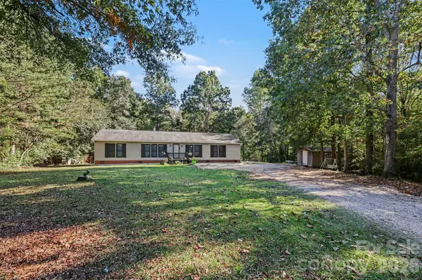 5821 Hidden Oaks LN, Clover, SC 29710