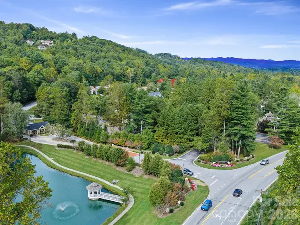 156 Deep Valley LN, Hendersonville, NC 28791