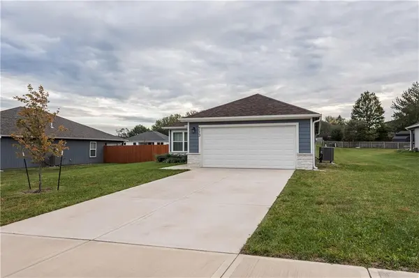 713 Hidden Meadows DR, Paola, KS 66071