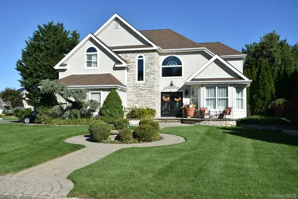 112 Summerfield DR, Holtsville, NY 11742
