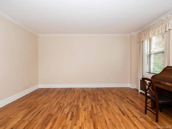 111 7th ST #309, Garden City, NY 11530