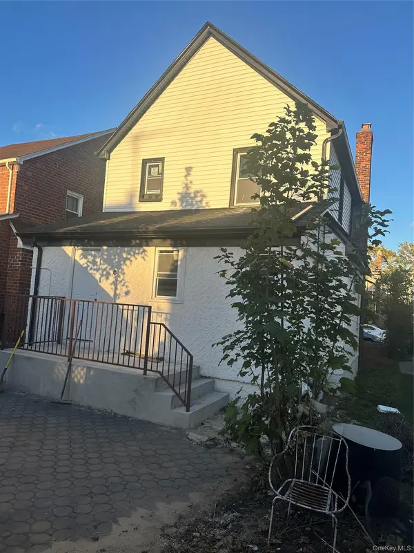 104-42 204 St, Saint Albans, NY 11412