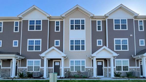 2744 Arrowhead DR, Pingree Grove, IL 60140
