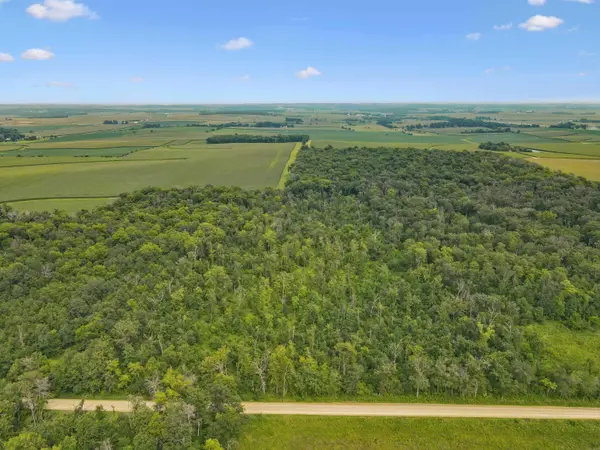 1882 Timber RD, Calmar, IA 52132