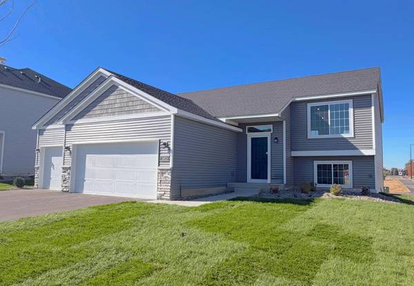 1923 Pierce ST S, Cambridge, MN 55008