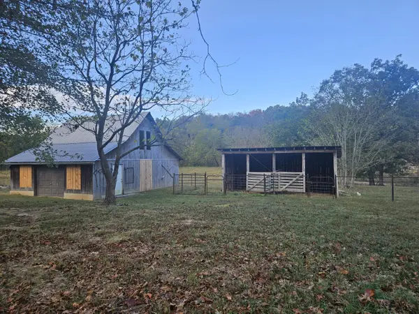 6689 Douglas RD, Houston, MO 65483