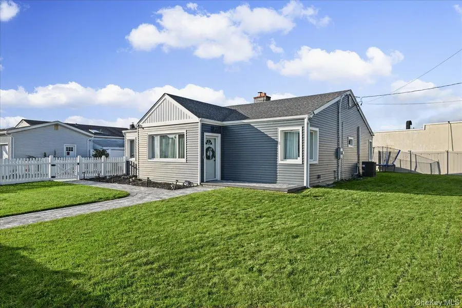 865 N Broadway, Massapequa, NY 11758