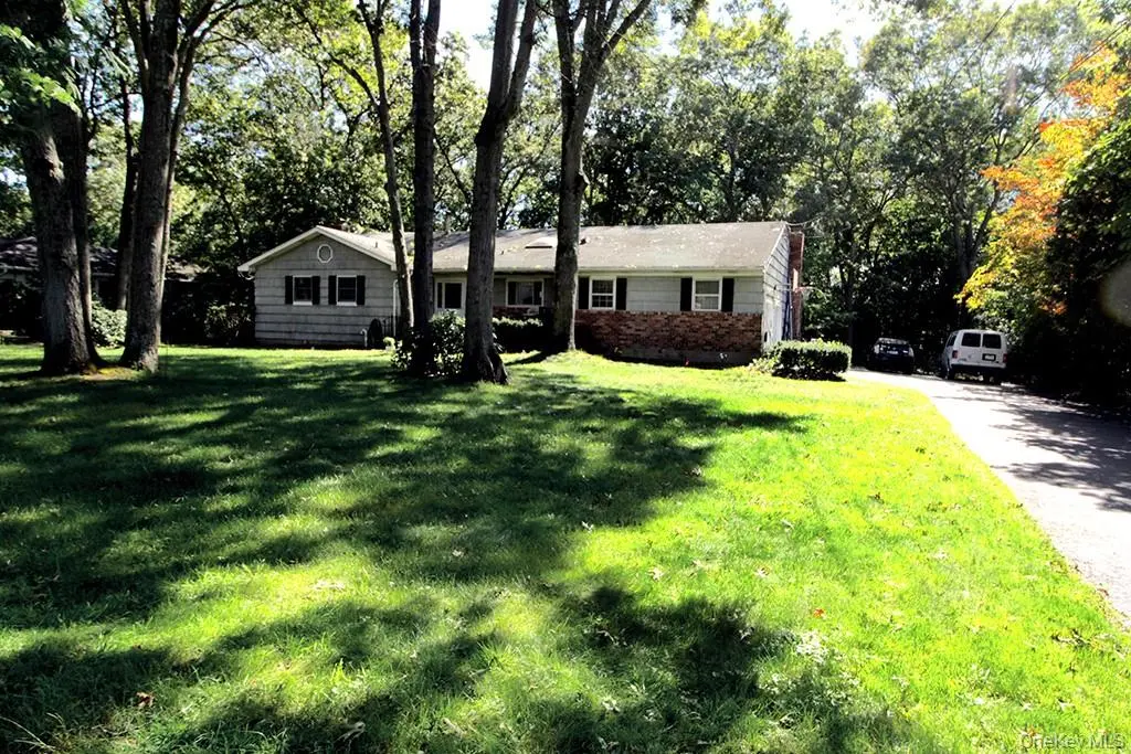 16 Argyle PL, Smithtown, NY 11787