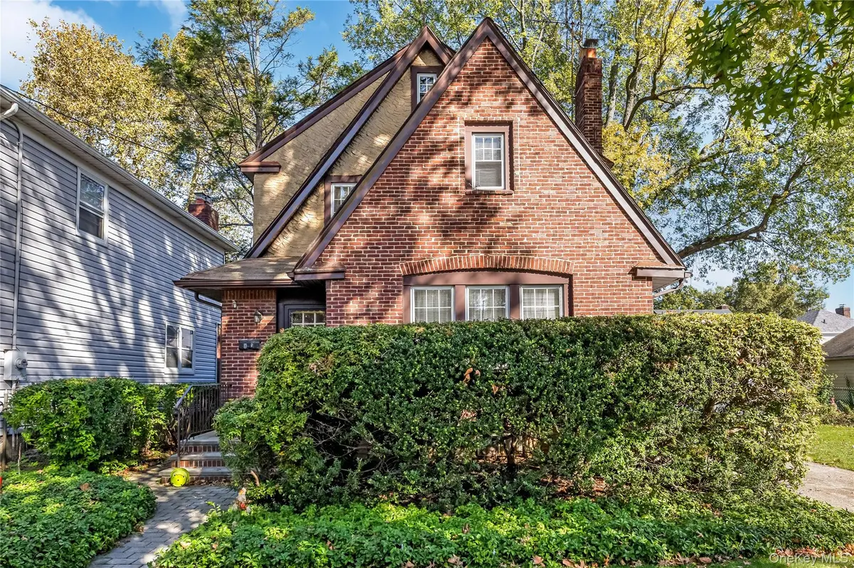 81 Marshall AVE, Floral Park, NY 11001